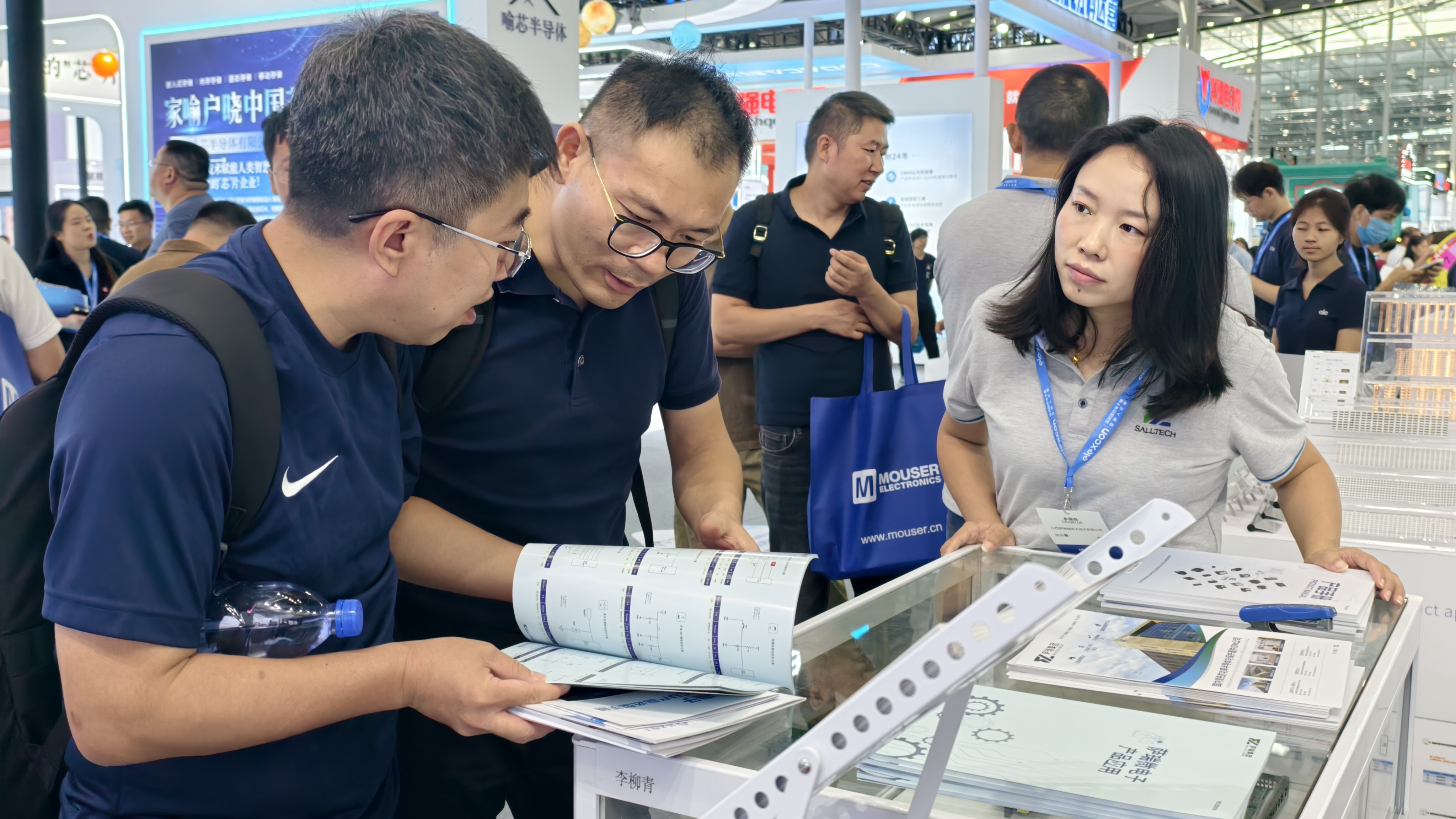 荣耀收官！江西leyu微电子闪耀 2025 深圳电子展并荣获年度大奖